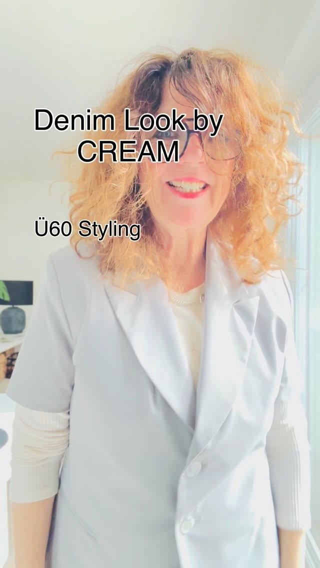 Skandinavisch inspirierter Look von CREAM: schmale Jeans in hellem Blau kombiniert mit einem klassischen, leicht oversized Blazer in Beige – stilvolles Outfit für Frauen Ü60.