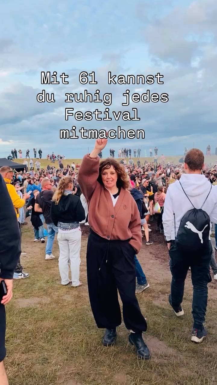 CEE im Festival-Outfit komplett in 10Days: luftiges, layered Styling in Erdtönen, bereit für einen langen Festivaltag voller Musik und Energie.