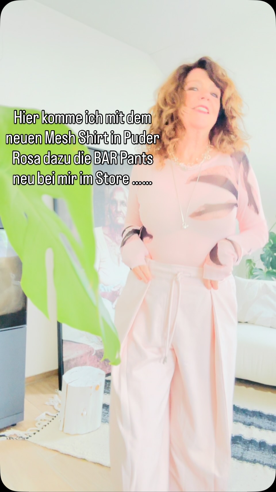 CEE trägt ein monochromes Puder-Rosa-Outfit von 10Days mit weicher Hose und Top, kombiniert mit einer braunen Bomber-Jacke als Layering-Stück.