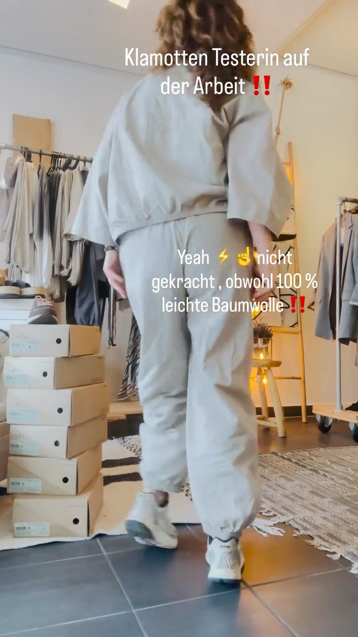 CEE präsentiert lachend eine 10Days-Hose im Store in Heinsberg – lockere Passform, weicher Stoff, Teil der frühen Herbstkollektion.