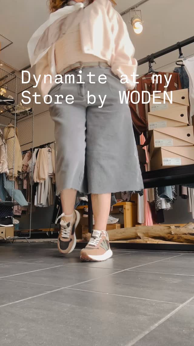 Neue WODEN Walking Sneakers in der Nahaufnahme im CEE! Conceptstore – sportlich-cleaner Look in heller Farbstellung, kombiniert mit Herbst-Mode.