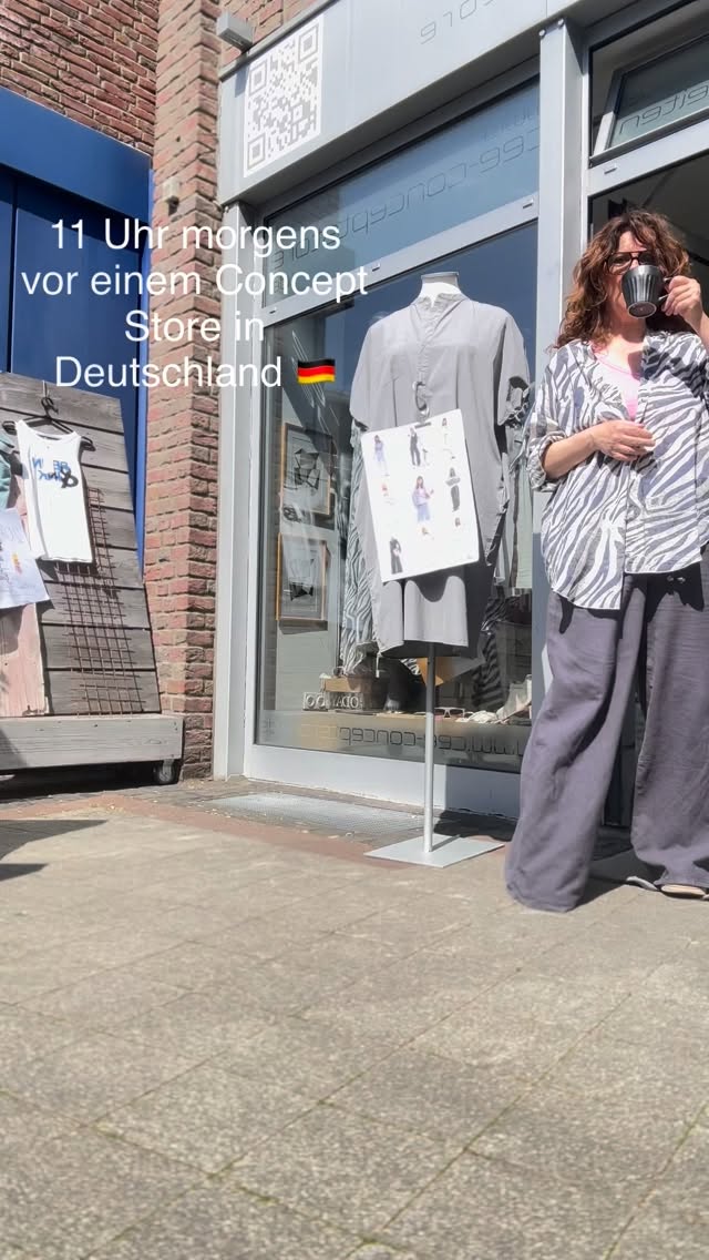 Store-Front des CEE! Conceptstore in Heinsberg mit Bauholzmöbeln und entspannter Athleisure-Atmosphäre