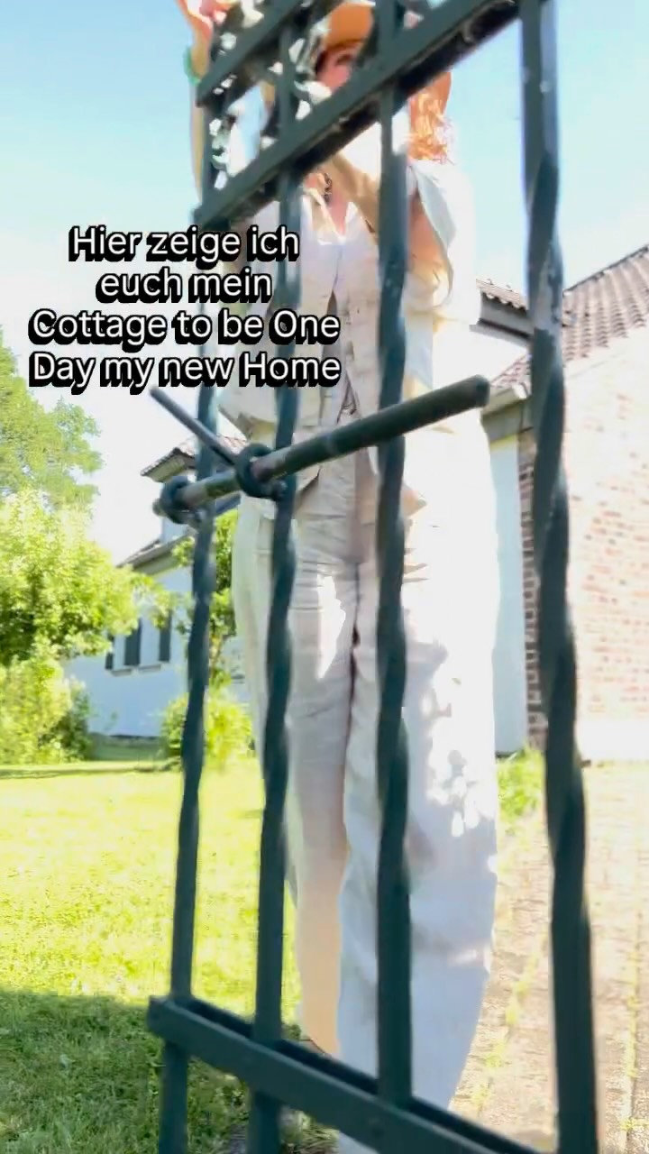 Leinen-Outfit im Cottage-Ambiente mit Pieces von Penn & Ink N.Y. und 10Days in natürlichen Tönen