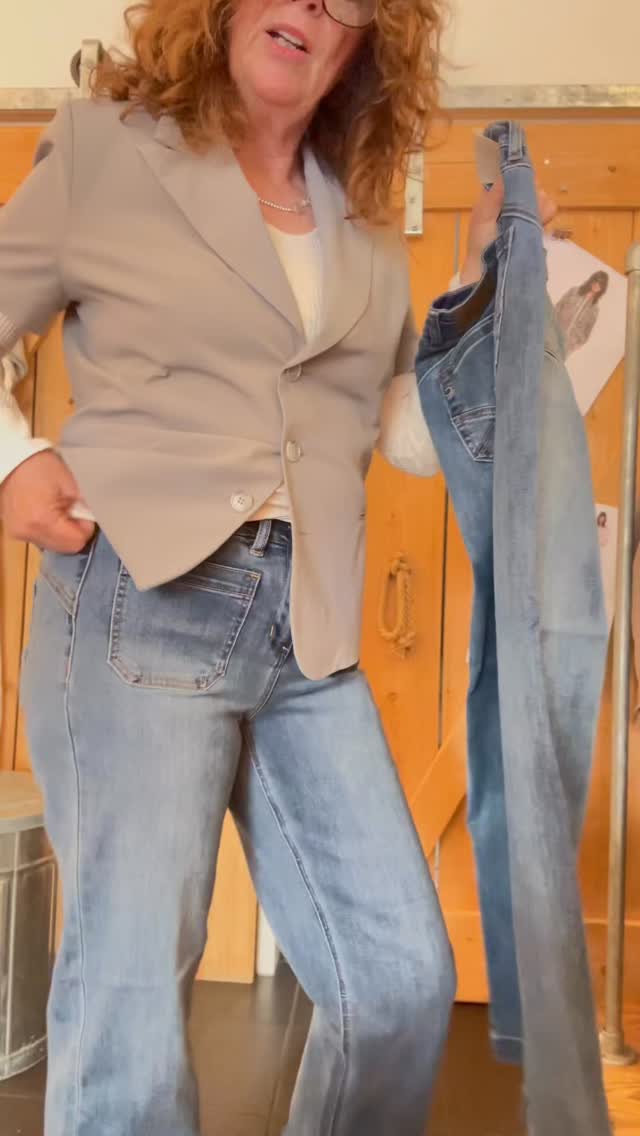 Casual-elegantes Outfit aus Blazer und Jeans, zusammengestellt von CEE im Conceptstore Heinsberg