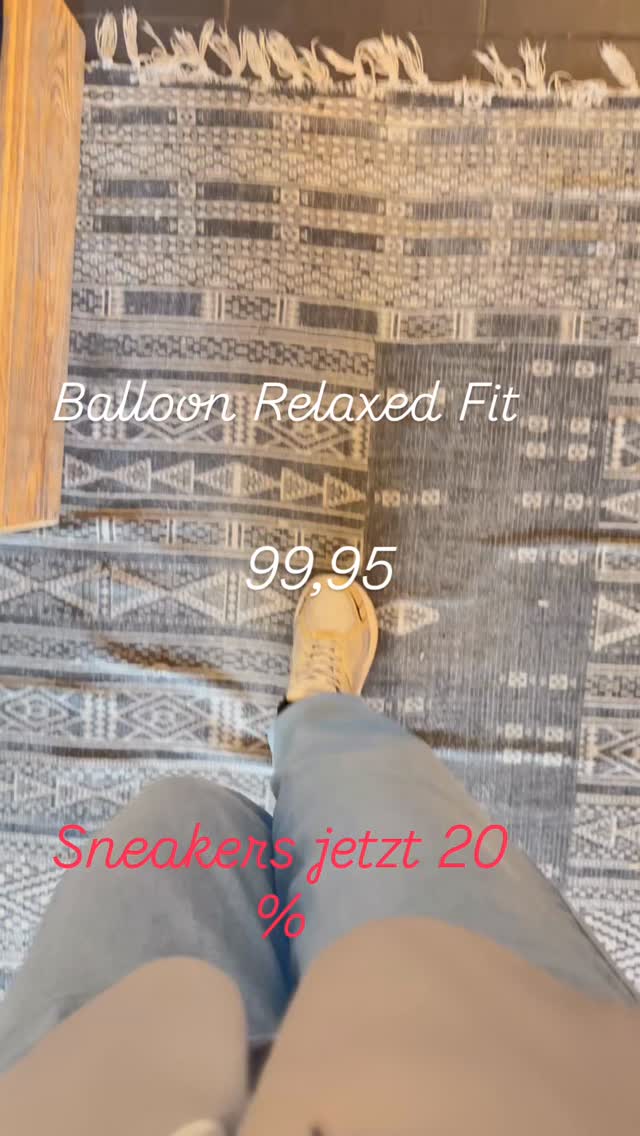 Balloon Relaxed Fit Jeans gestylt mit fitted Oberteil und strukturierten Schuhen im CEE! Conceptstore Heinsberg