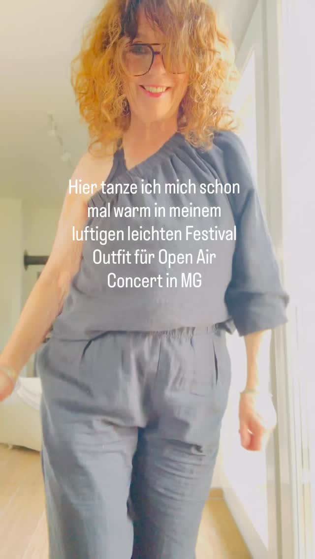CEE im monochromen Leinen-Outfit in Blaugrau auf einem Open-Air-Festival im Sommer
