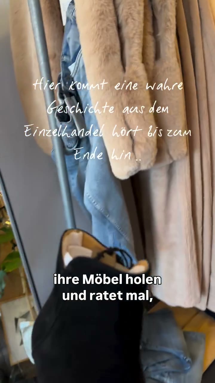 Blick in den CEE! Conceptstore in Heinsberg mit hängenden Mänteln, Strick und Jeans, darüber der Reel-Text über eine wahre Geschichte aus dem Einzelhandel.