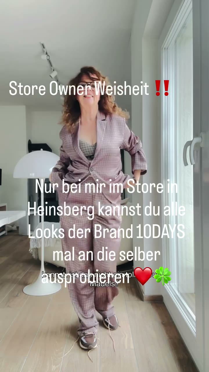 CEE im karierten Anzug in Rosé-Lila von 10DAYS mit Blazer und weiter Hose, im hellen Raum fotografiert.