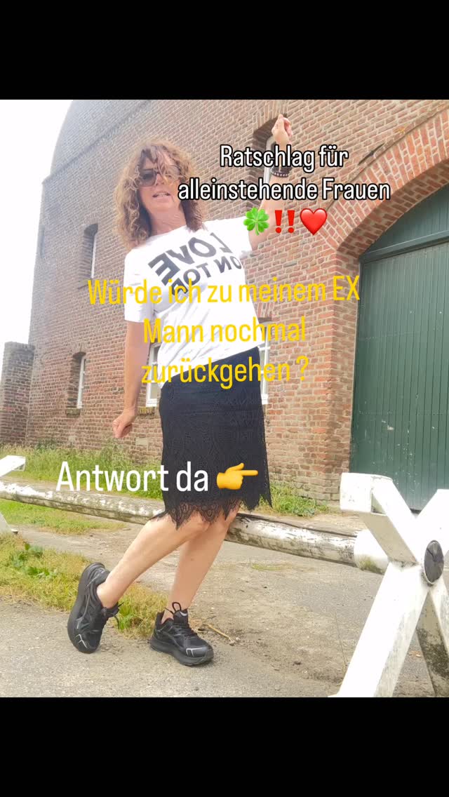 Casual Outfit von AVOI: bauchfreies Crop Top kombiniert mit einem Rock, lässiger und vielseitiger Alltagslook